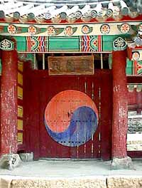 —имвол тхегык, изображенный на воротах храма